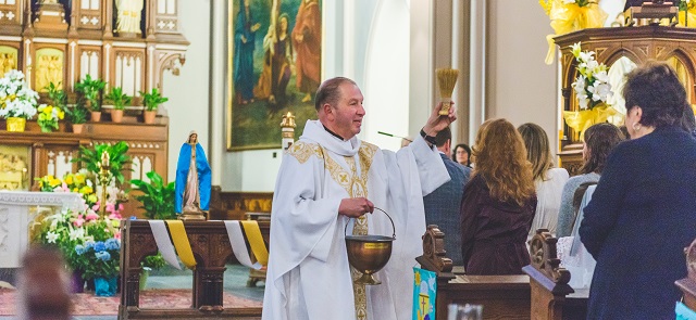 14_Fr_Alex_OLG_Holy_Water_Blessing.jpg